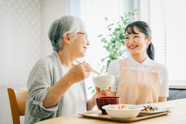 昼 食